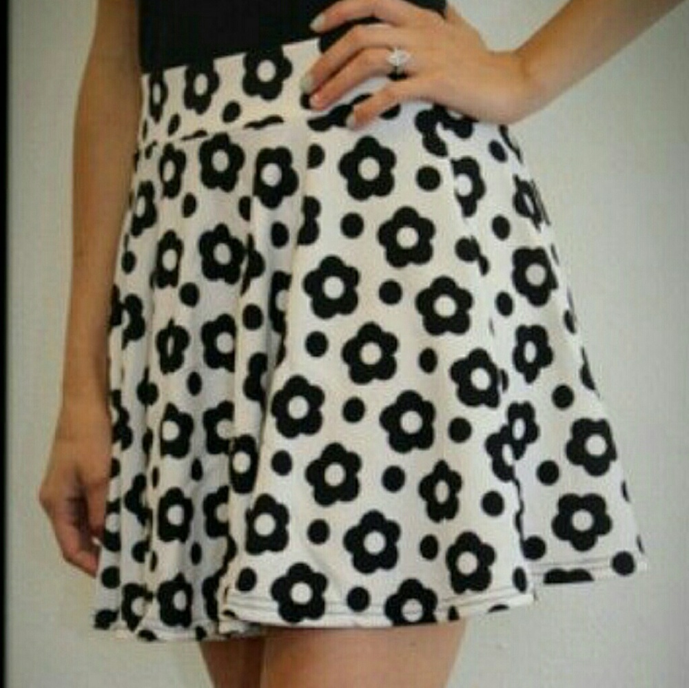 Girls sm/med. 100% polyester skirt